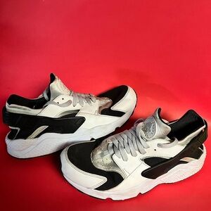 🔥Nike Huarache Black and White Shoes 🚨